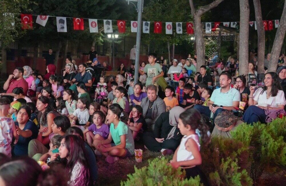 Keçiören Belediyesi’nin kültür-sanat etkinlikleri kapsamında hayata geçirdiği açık hava sineması