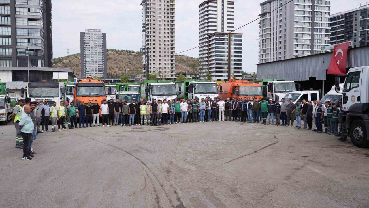 Keçiören Belediyesi ekipleri ilçe genelinde geniş kapsamlı temizlik çalışması gerçekleştirdi.