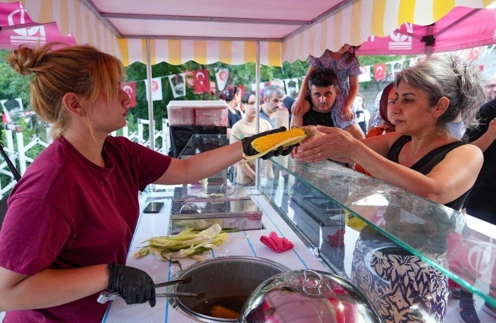 Keçiören’de yaz mevsimini renklendirmek amacıyla açık hava sineması etkinliği düzenlendi.