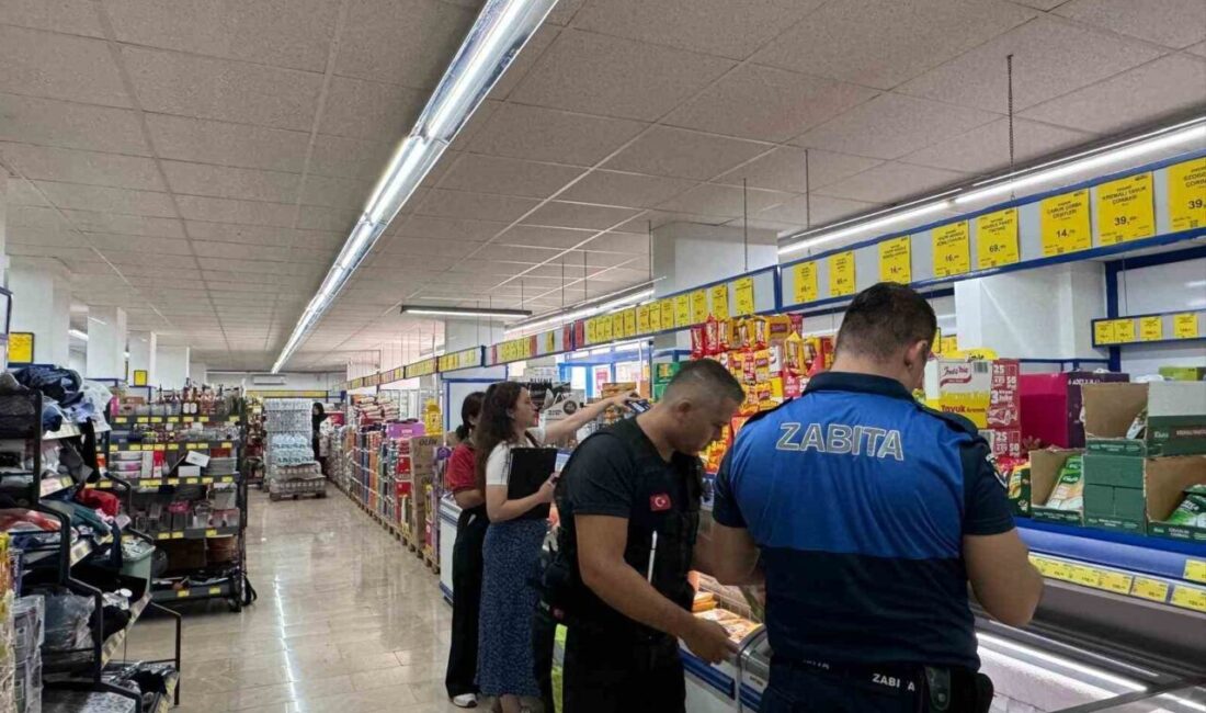Antalya’nın Kemer ilçesinde, zabıta ekipleri ilçe genelinde faaliyet gösteren marketlerde
