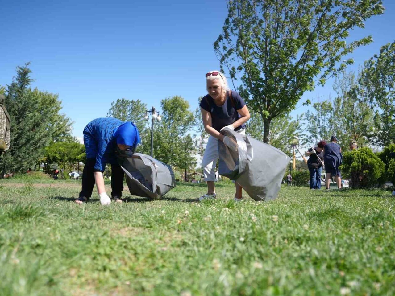 Düzce Belediyesi’nin ’Temiz Şehir Düzce’ kampanyasına destek veren Düzce Kent