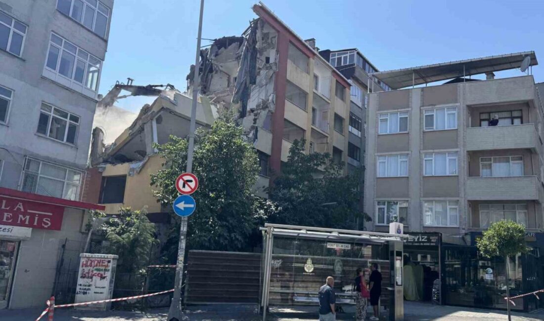 İstanbul Bahçelievler’de bir binanın yıkımı sırasında 3 kat birden çökünce