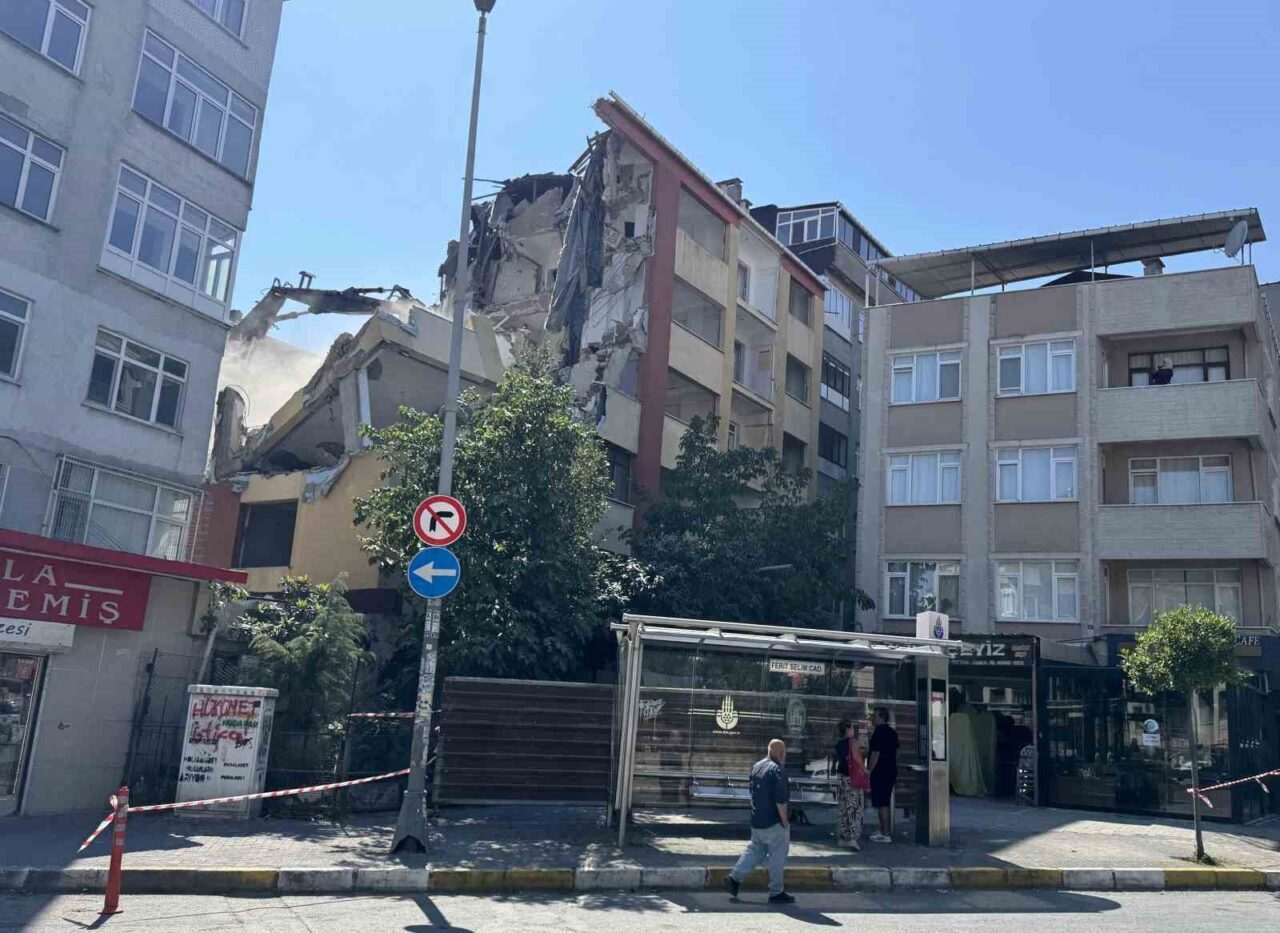 İstanbul Bahçelievler’de bir binanın yıkımı sırasında 3 kat birden çökünce