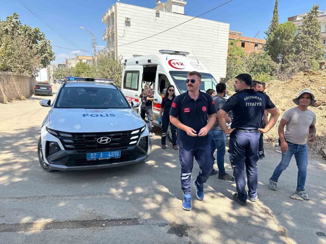 Adıyaman’da, hasarlı binanın yıkımı esnasında kepçe operatörünün enkaz altında kaldığı