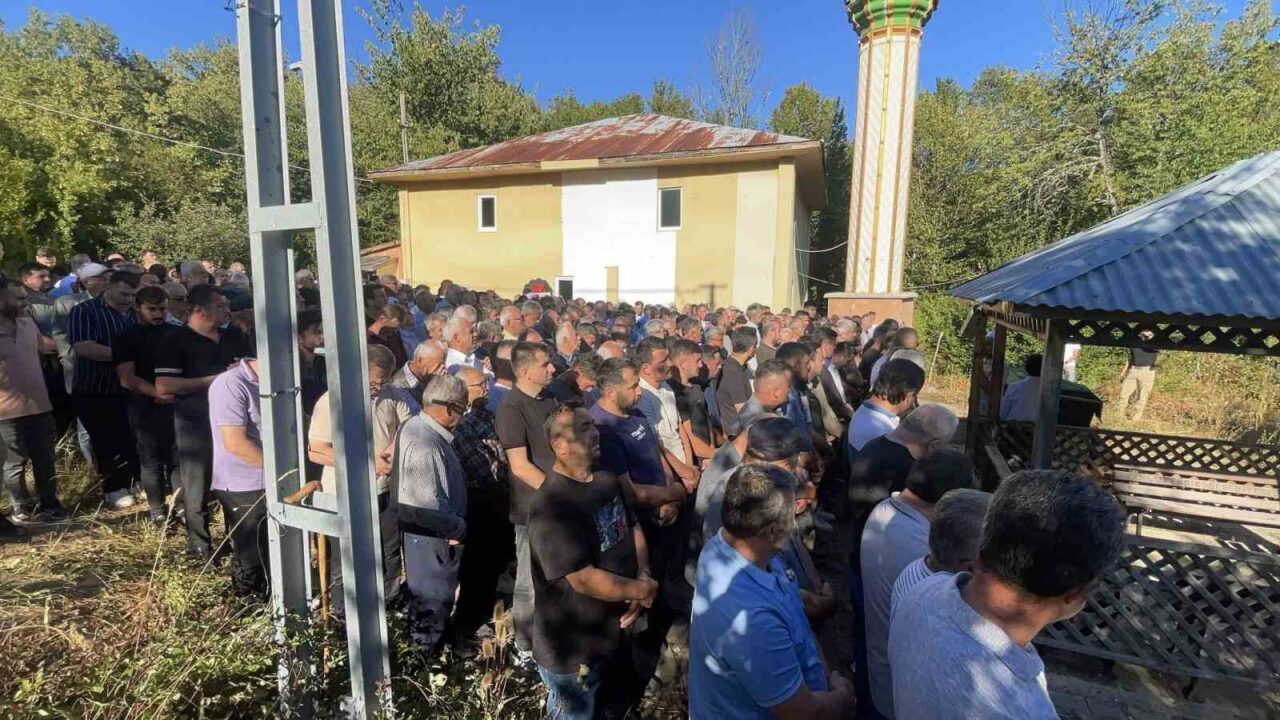 Bartın’da ormanda kestiği ağacın altında kalarak ayağı kırılan ve hastaneye