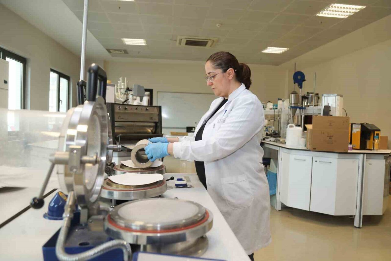 Bursa Teknik Üniversitesi (BTÜ) akademisyenleri, atık kâğıtları toprakta çözünebilen saksılara