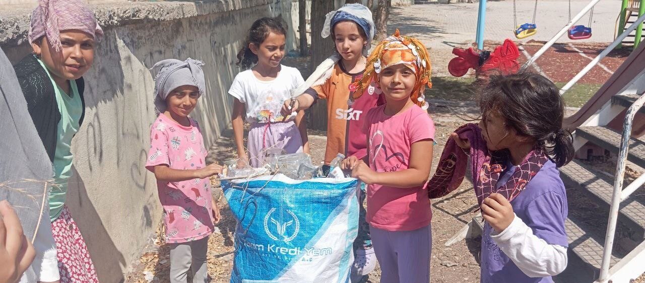 Kilis’in Musabeyli ilçesi Çayıraltı köyünde yaz Kur’an kursuna katılan çocuklar,