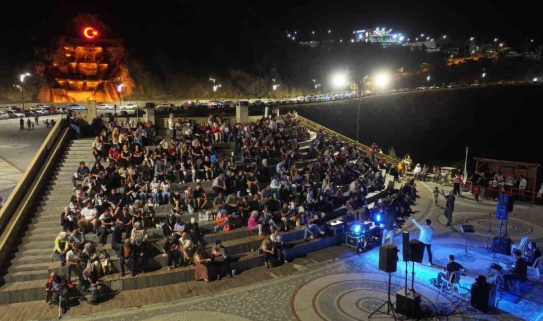 Isparta Belediyesi Kirazlıdere’de yaz akşamlarının huzur veren atmosferini, müziğin ritmiyle