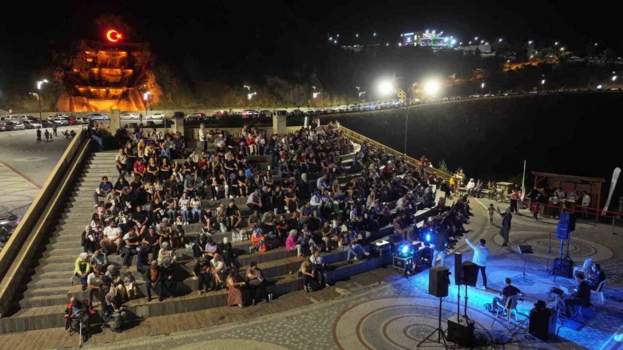 Isparta Belediyesi Kirazlıdere’de yaz akşamlarının huzur veren atmosferini, müziğin ritmiyle