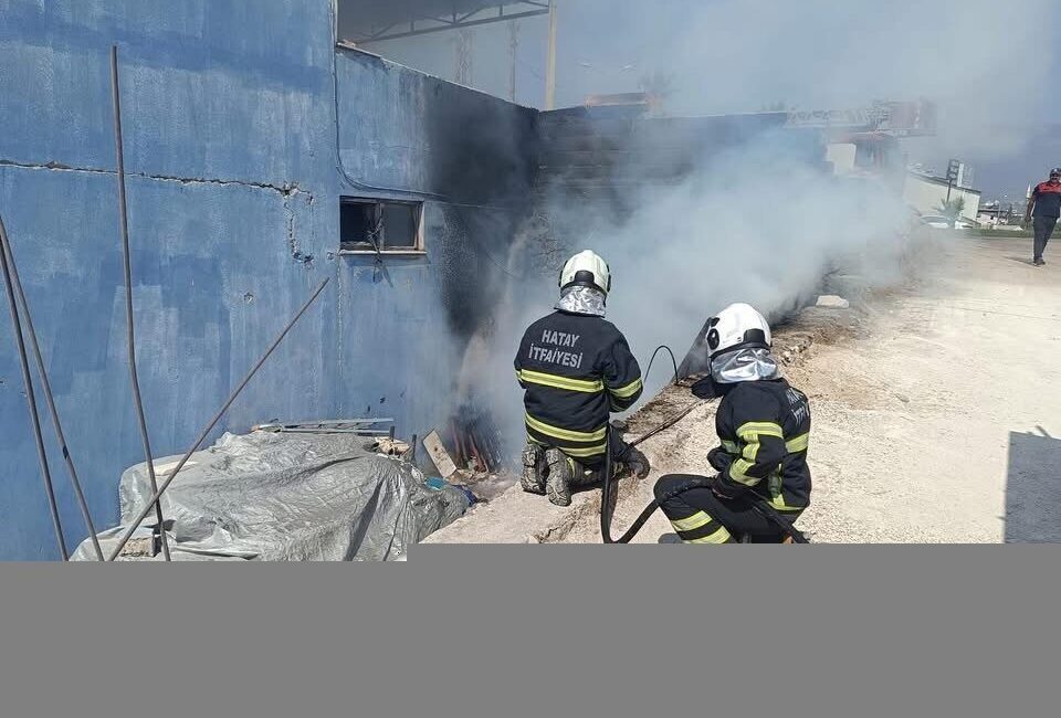 Hatay’ın Kırıkhan ilçesinde bir fabrikanın malzeme sahasında çıkan yangın itfaiye
