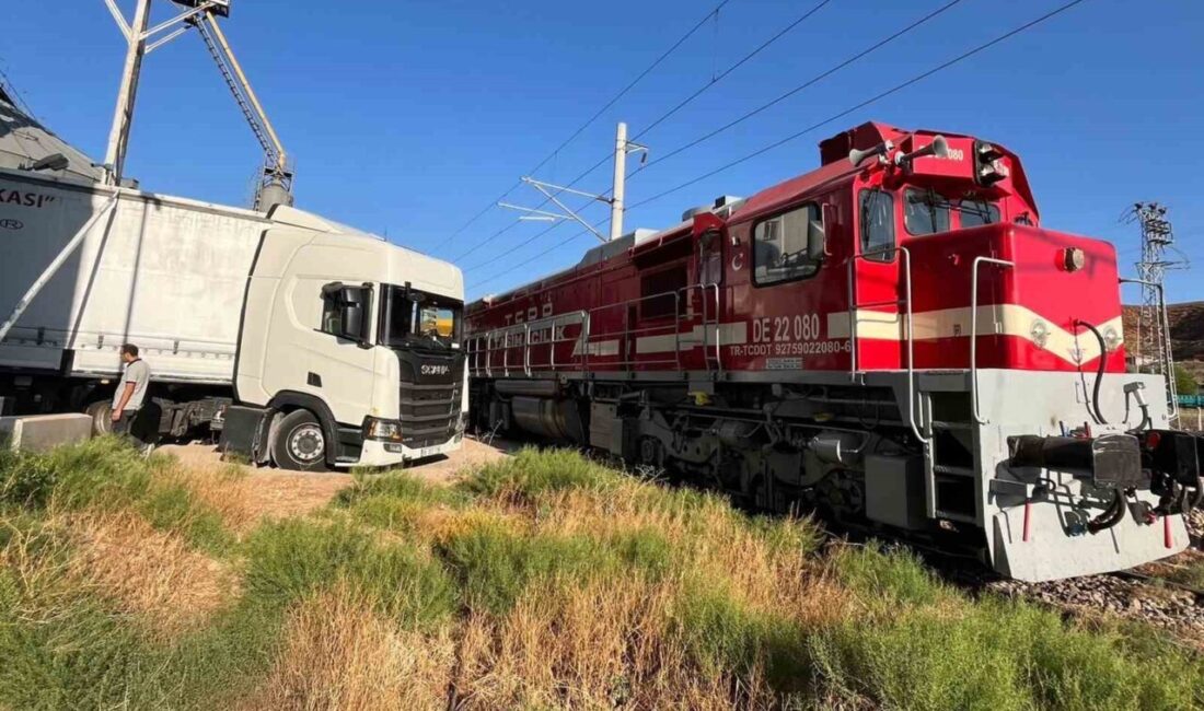 Kırıkkale’nin Delice ilçesinde hemzemin geçitte yük treni tıra çarptı, kaza