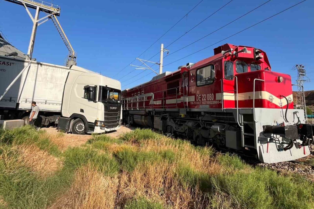 Kırıkkale’nin Delice ilçesinde hemzemin geçitte yük treni tıra çarptı, kaza