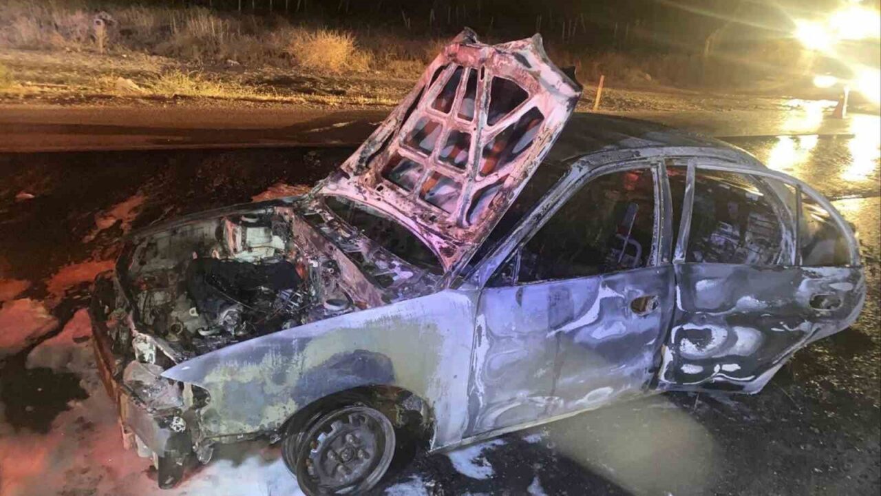 Kırıkkale’de seyir halindeki otomobilde çıkan yangında 2 kişi yaralandı. Olay,