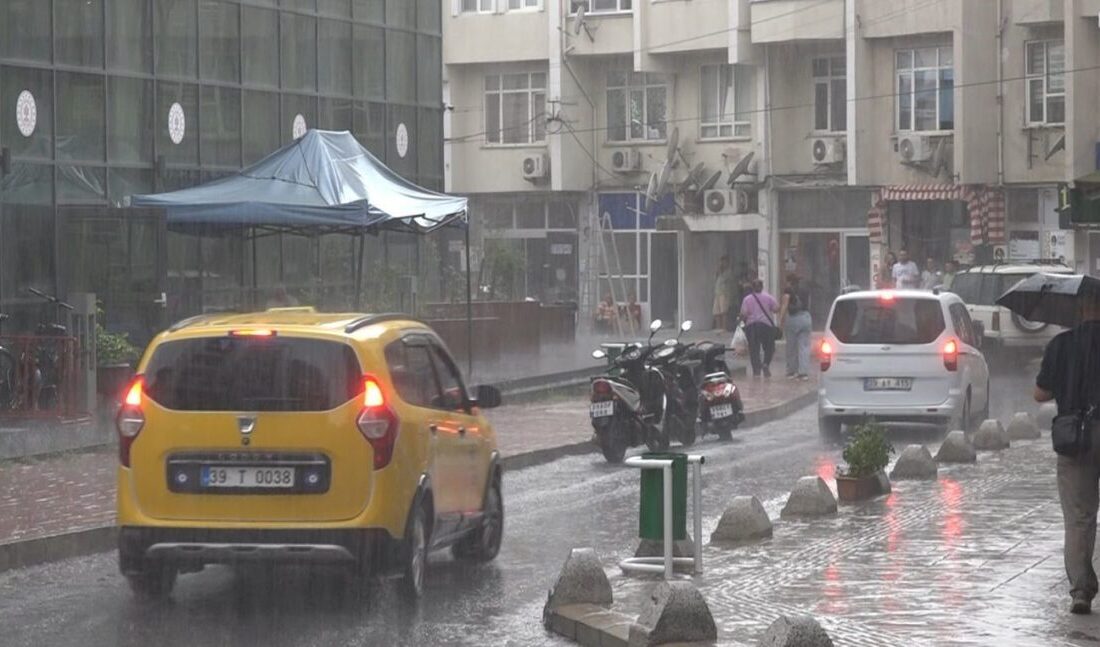 Meteoroloji Genel Müdürlüğünün uyarılarının ardından Kırklareli’nde sağanak yağış etkili oldu.