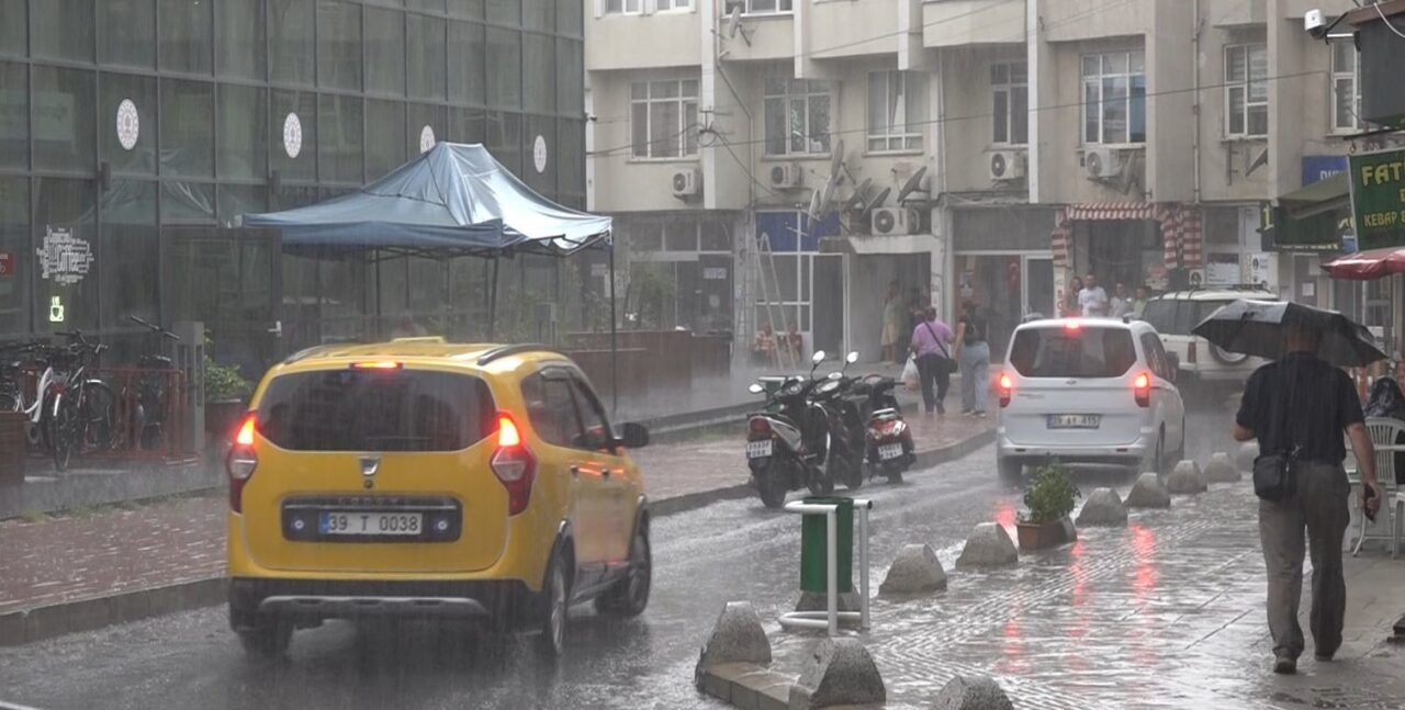 Meteoroloji Genel Müdürlüğünün uyarılarının ardından Kırklareli’nde sağanak yağış etkili oldu.