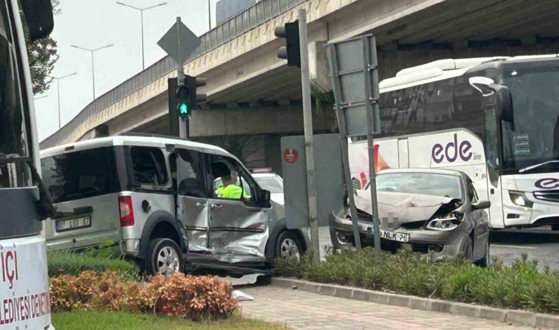 Manavgat Çevreyolu Demokrasi Bulvarı kavşağında hafif ticari araç ile otomobilin