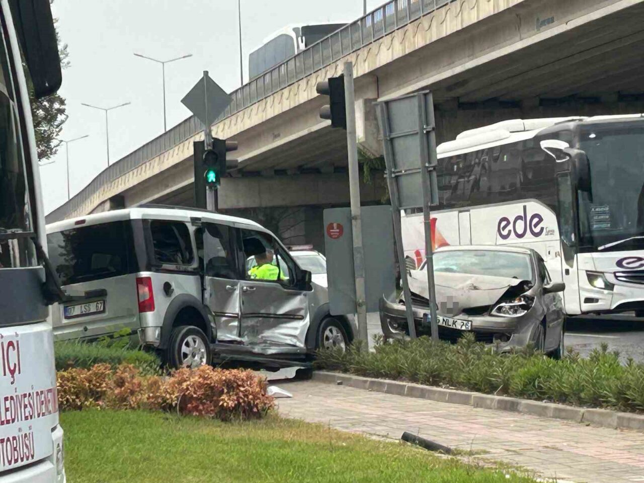 Manavgat Çevreyolu Demokrasi Bulvarı kavşağında hafif ticari araç ile otomobilin