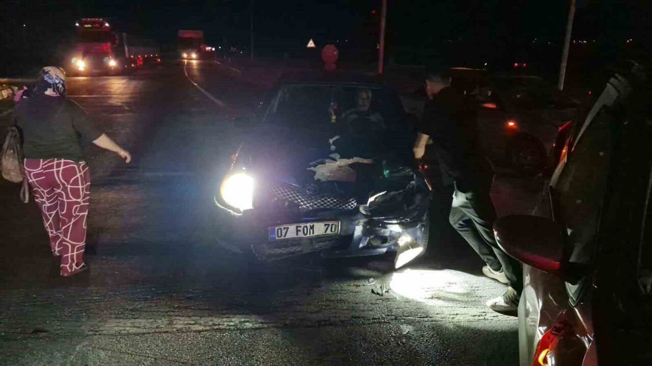 Çorum’un Alaca ilçesinde kırmızı ışık ihlali yapan aracın, kavşakta başka