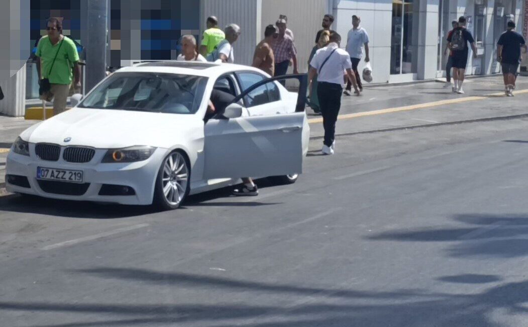 Antalya’nın Manavgat ilçesinde kırmızı ışıkta bekleyen otomobilin önünü kesen, özel