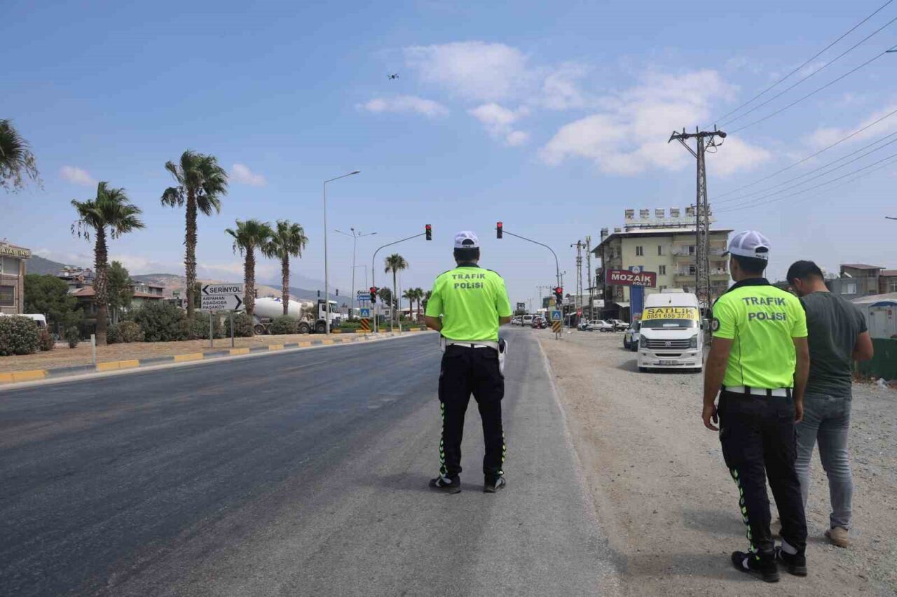 Hatay’da dronlu trafik denetiminde kurallara uymayan sürücülere cezai işlem uygulandı.