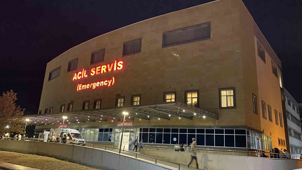 Çorum’un Sungurlu ilçesinde kırmızı ışık ihlali yapan motosiklet ile cipin