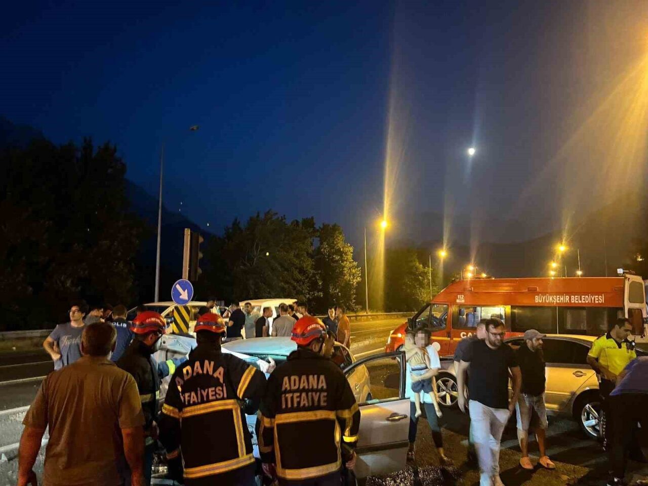 Adana’nın Pozantı ilçesinde kırmızı ışıkta geçen otomobil, başka bir araca