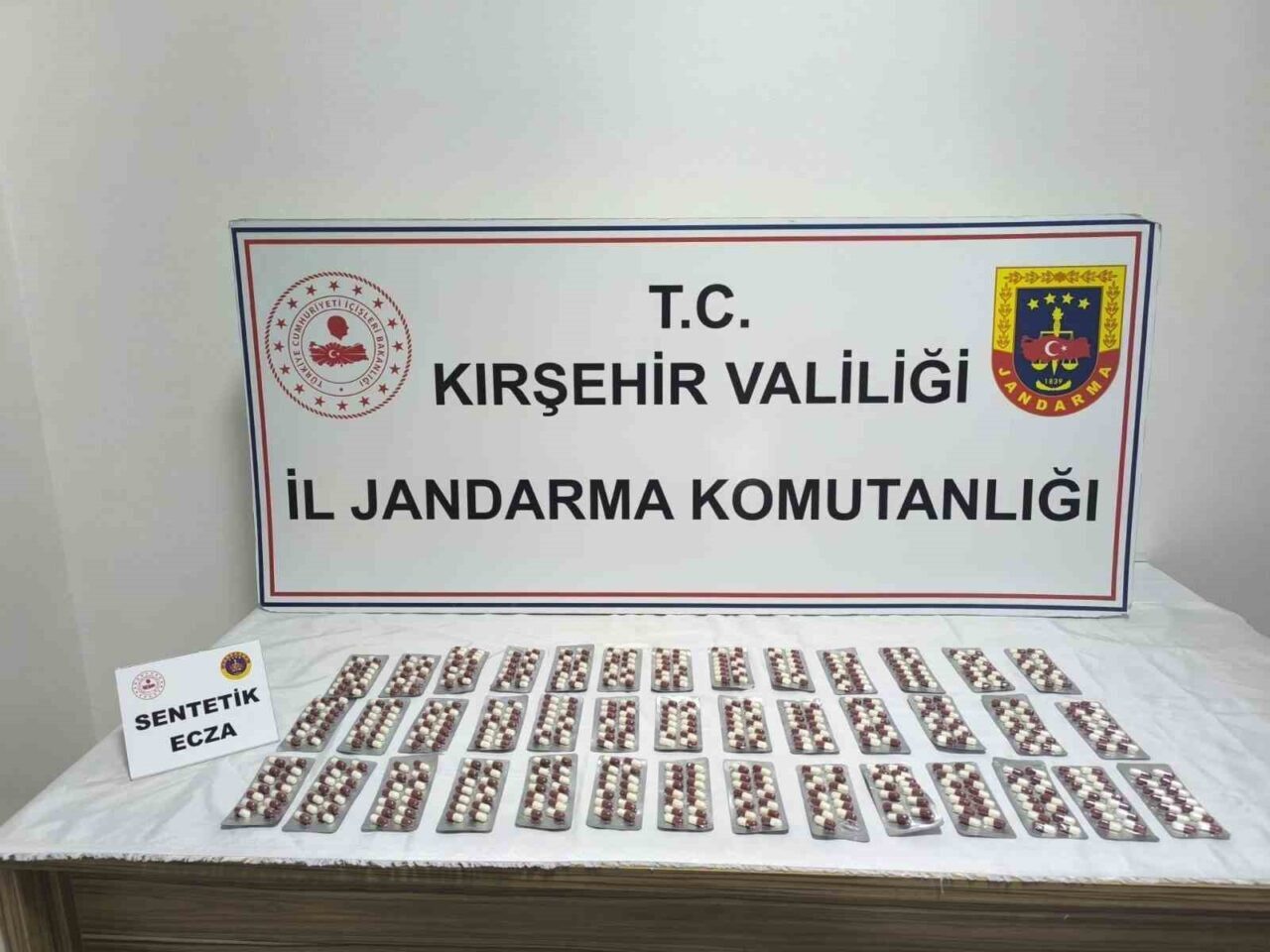 Kırşehir’de jandarma ekiplerince düzenlenen uyuşturucu operasyonunda 557 adet sentetik hap