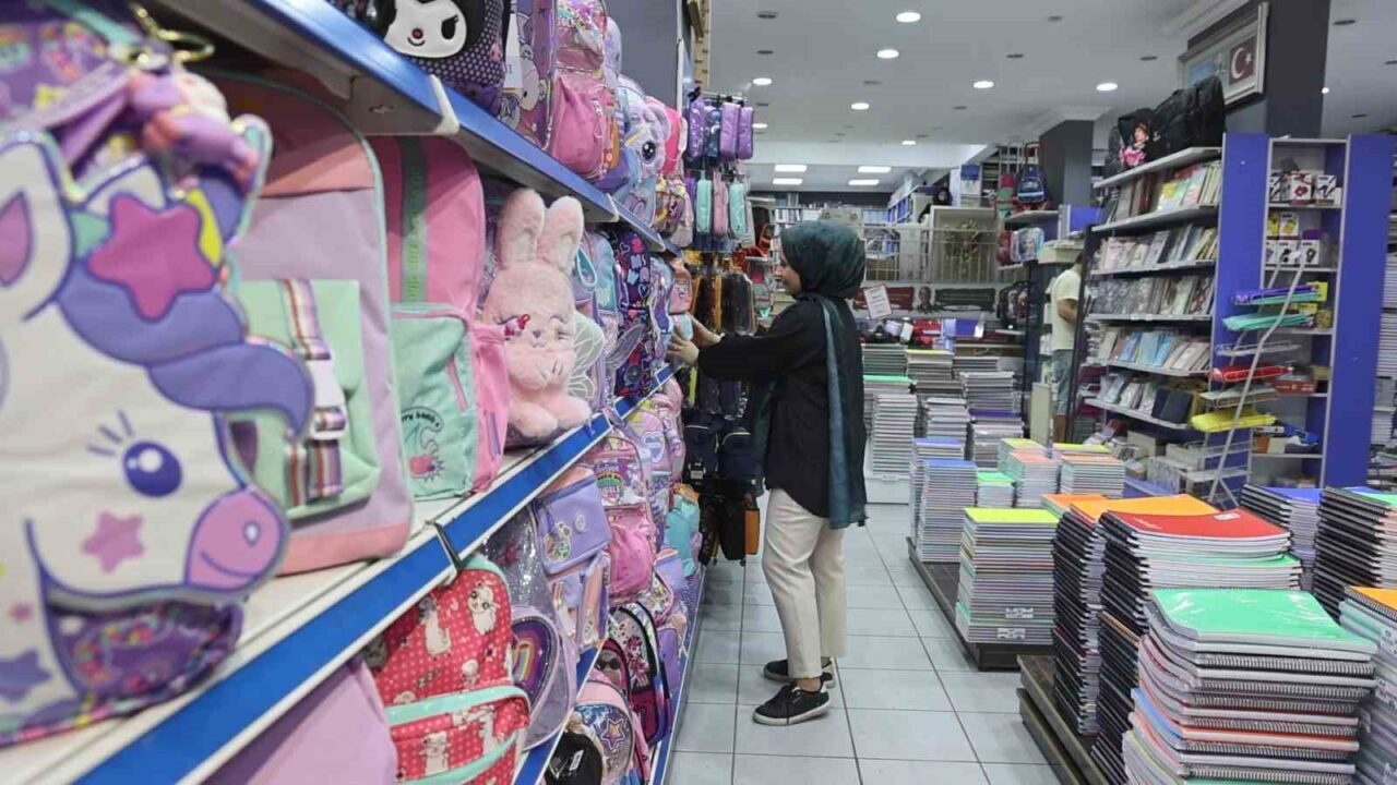 Okulların açılmasına sayılı günler kala Elazığ’da bulunan kırtasiyeciler, hazırlıklarını tamamlayarak