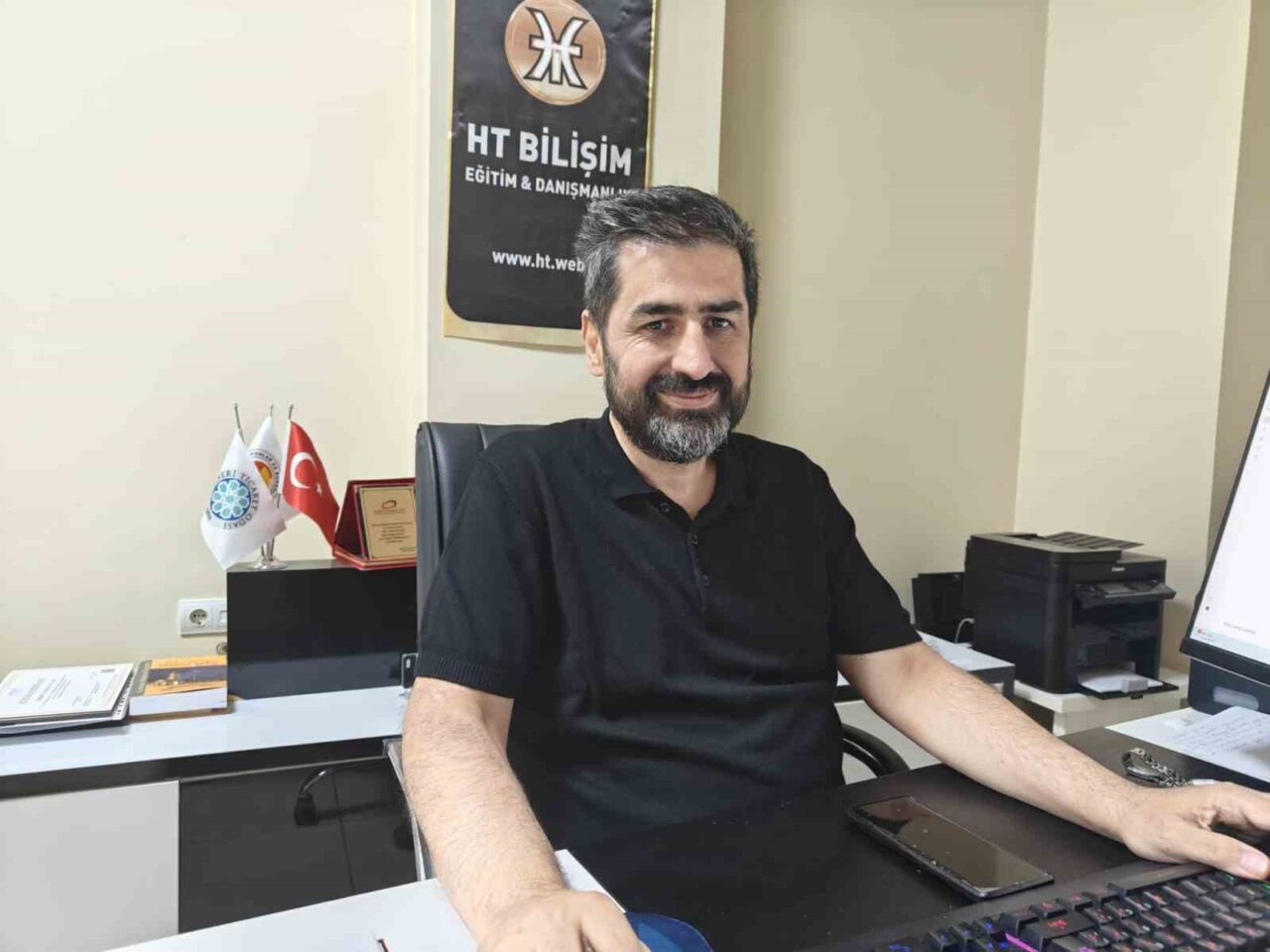 Bilişim Uzmanı Hakan Topuzoğlu, son zamanlarda yapay zekaya sorulan sorularla