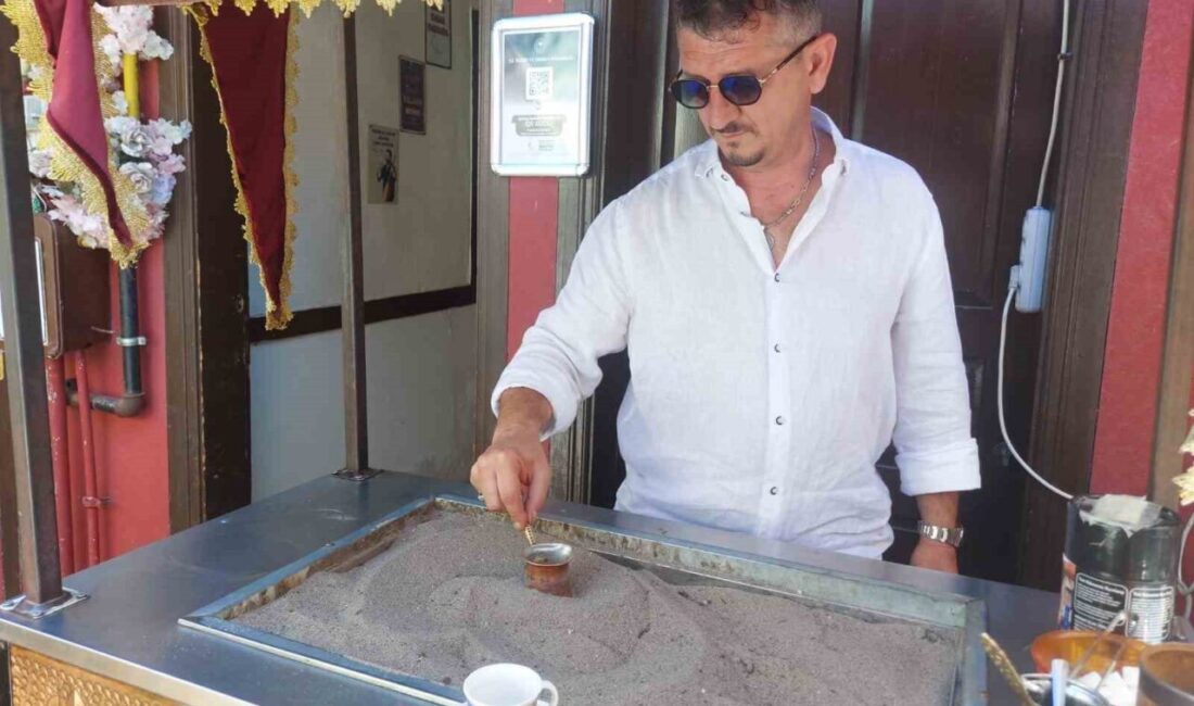 Kumda kahve geleneğini sürdüren Ersin Kortan, 13 farklı aromasıyla müşterilerine