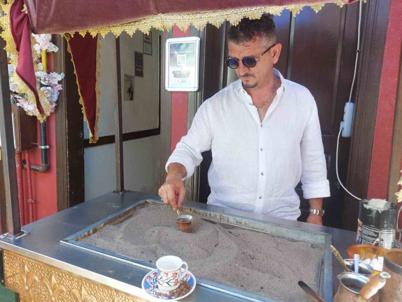Kumda kahve geleneğini sürdüren Ersin Kortan, 13 farklı aromasıyla müşterilerine