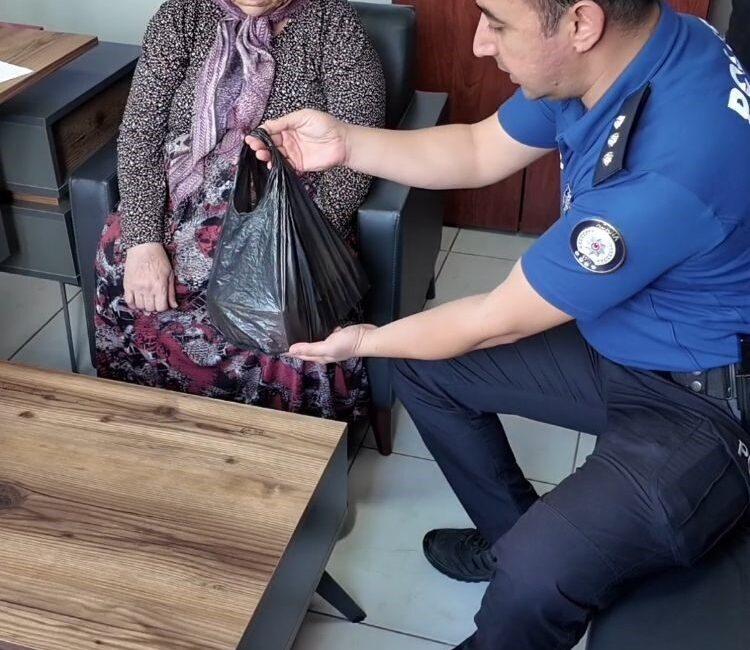 Adana’da annesine sürpriz yapıp yeni eşyalar alan kızı, eski eşyalarla