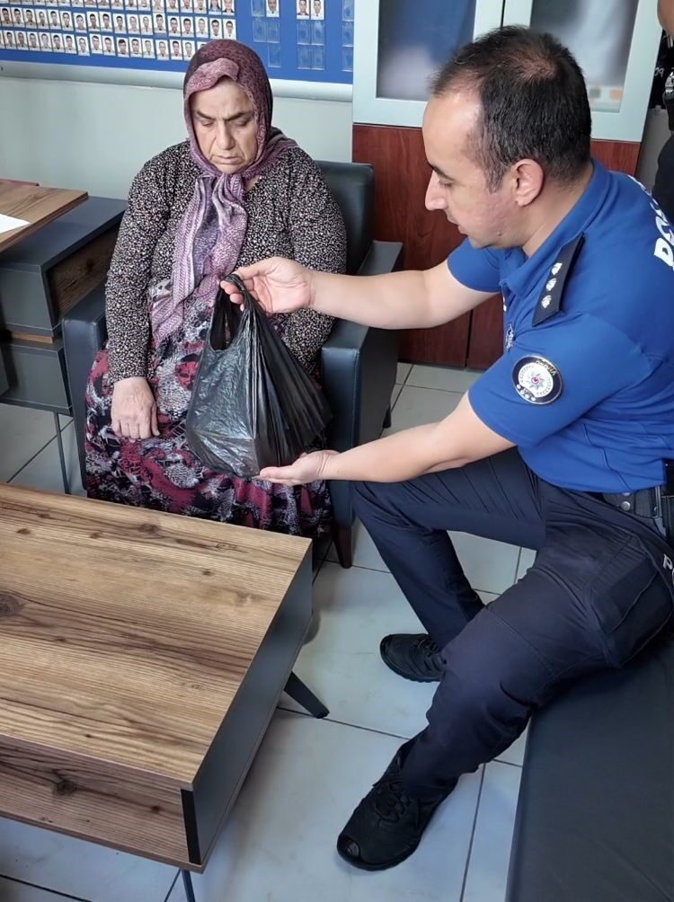 Adana’da annesine sürpriz yapıp yeni eşyalar alan kızı, eski eşyalarla