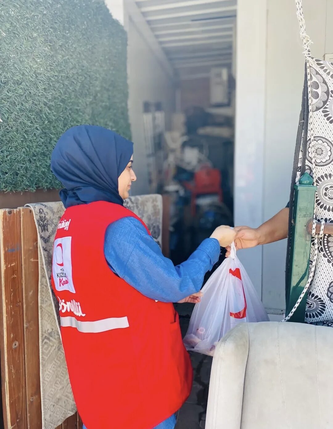 Hatay’da Kızılay tarafından ihtiyaç sahibi ailelere adak eti dağıtımı gerçekleştirildi.