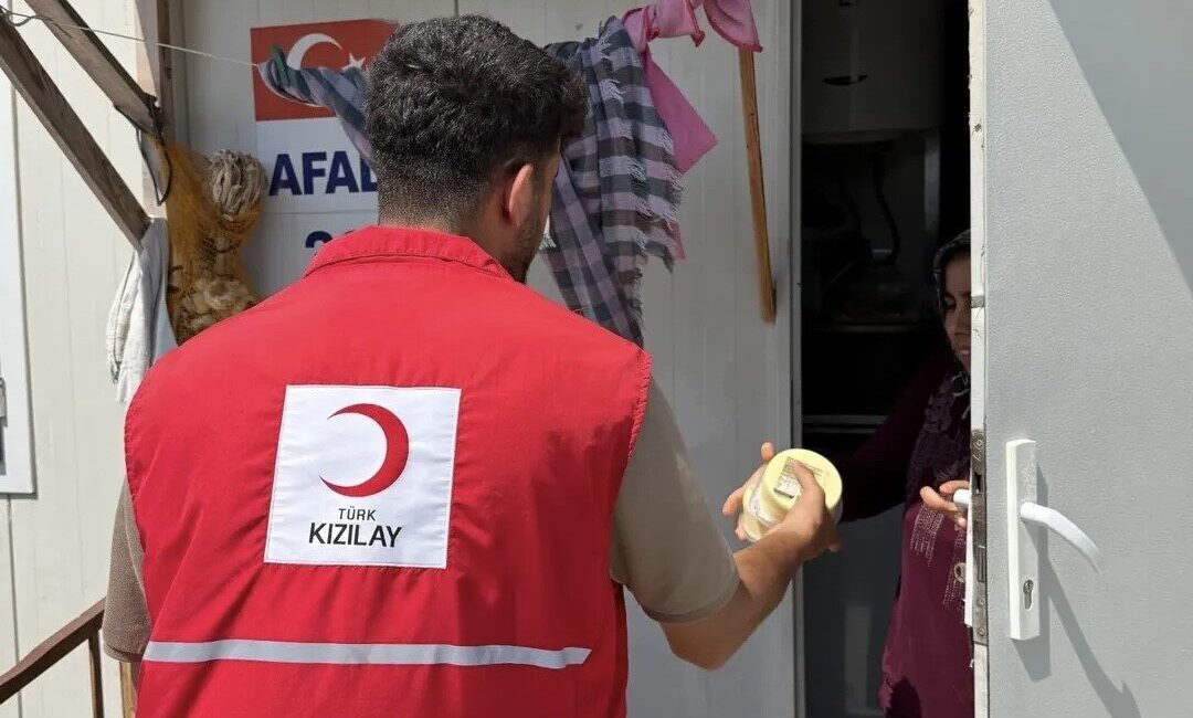 Kızılay Hatay Şubesi ekipleri, konteyner kentlerde kalan depremzede vatandaşlara kahvaltılık