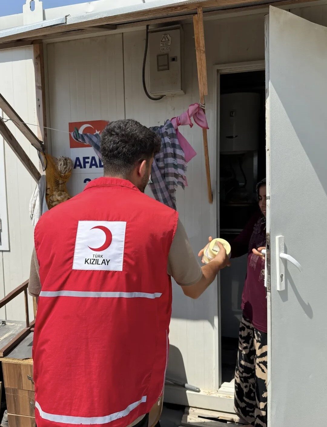 Kızılay Hatay Şubesi ekipleri, konteyner kentlerde kalan depremzede vatandaşlara kahvaltılık