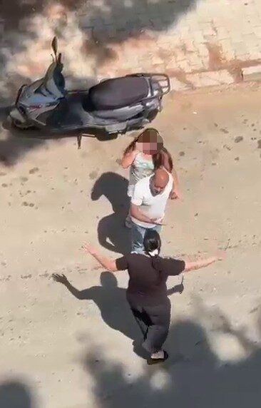 Adana’da sinir krizi geçiren bir kadın, kızını bıçakla mahallede kovaladı.