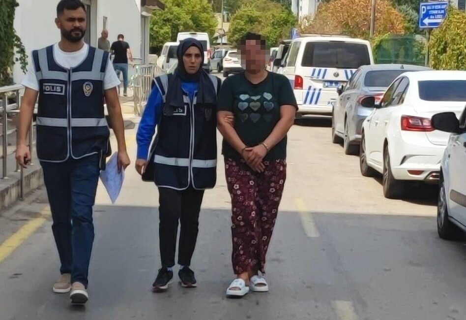 Adana’da kızını bıçakla kovalayan anne adliyeye sevk edilirken, kızını koruduğunu