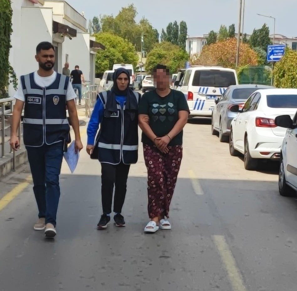 Adana’da kızını bıçakla kovalayan anne adliyeye sevk edilirken, kızını koruduğunu