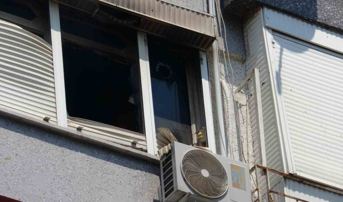 Antalya’nın Muratpaşa ilçesinde klimadan çıktığı değerlendirilen yangında, kiracı hafif şekilde