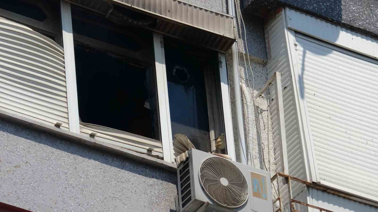 Antalya’nın Muratpaşa ilçesinde klimadan çıktığı değerlendirilen yangında, kiracı hafif şekilde