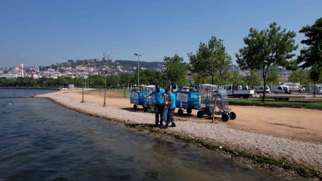Kocaeli Büyükşehir Belediyesi, yaz sezonunda vatandaşların yoğun olarak kullandığı sahil
