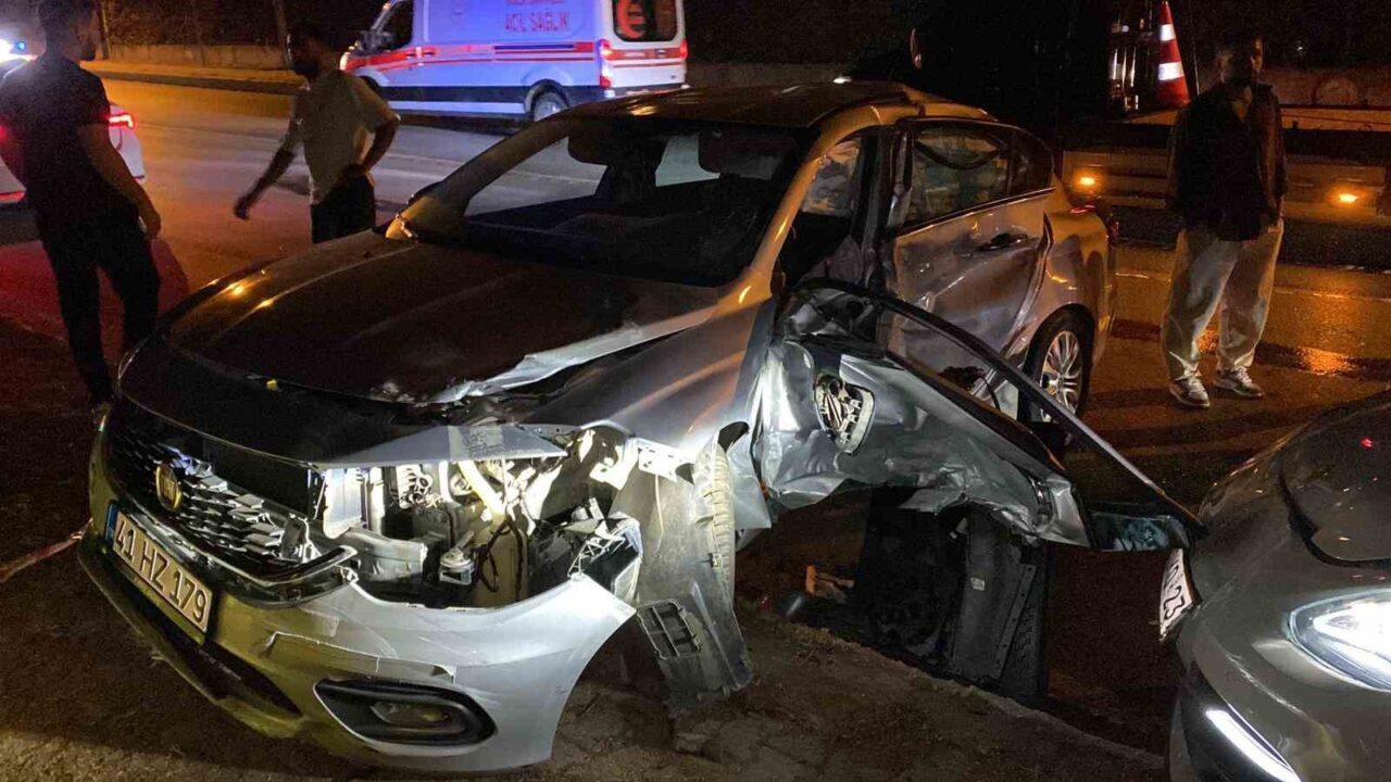 Kocaeli’nin Kartepe ilçesinde iki otomobilin çarpıştığı kazada 4 kişi yaralandı.
