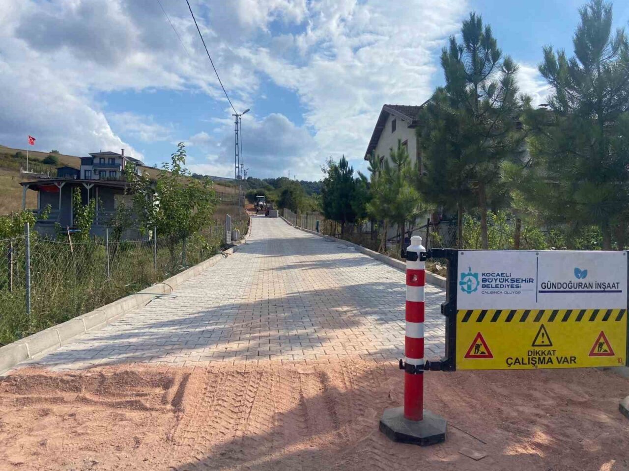 Kocaeli Büyükşehir Belediyesi, kırsal mahallelerdeki yolların kalitesini artırmak amacıyla başlattığı