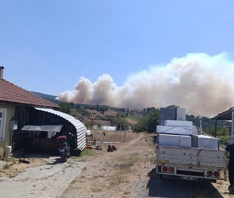 Kocaeli’nin Karamürsel ilçesinde orman yangını başladı. Bölgeye çok sayıda itfaiye