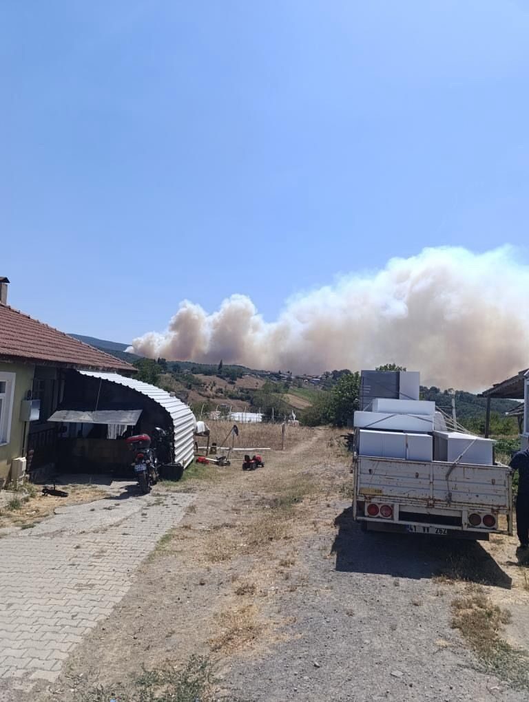 Kocaeli’nin Karamürsel ilçesinde orman yangını başladı. Bölgeye çok sayıda itfaiye