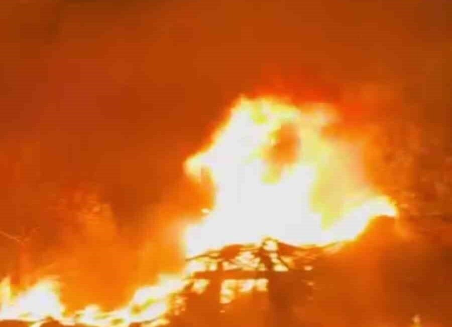 Kocaeli’nin Darıca ilçesinde otluk arazide çıkan yangın, itfaiye ekipleri tarafından