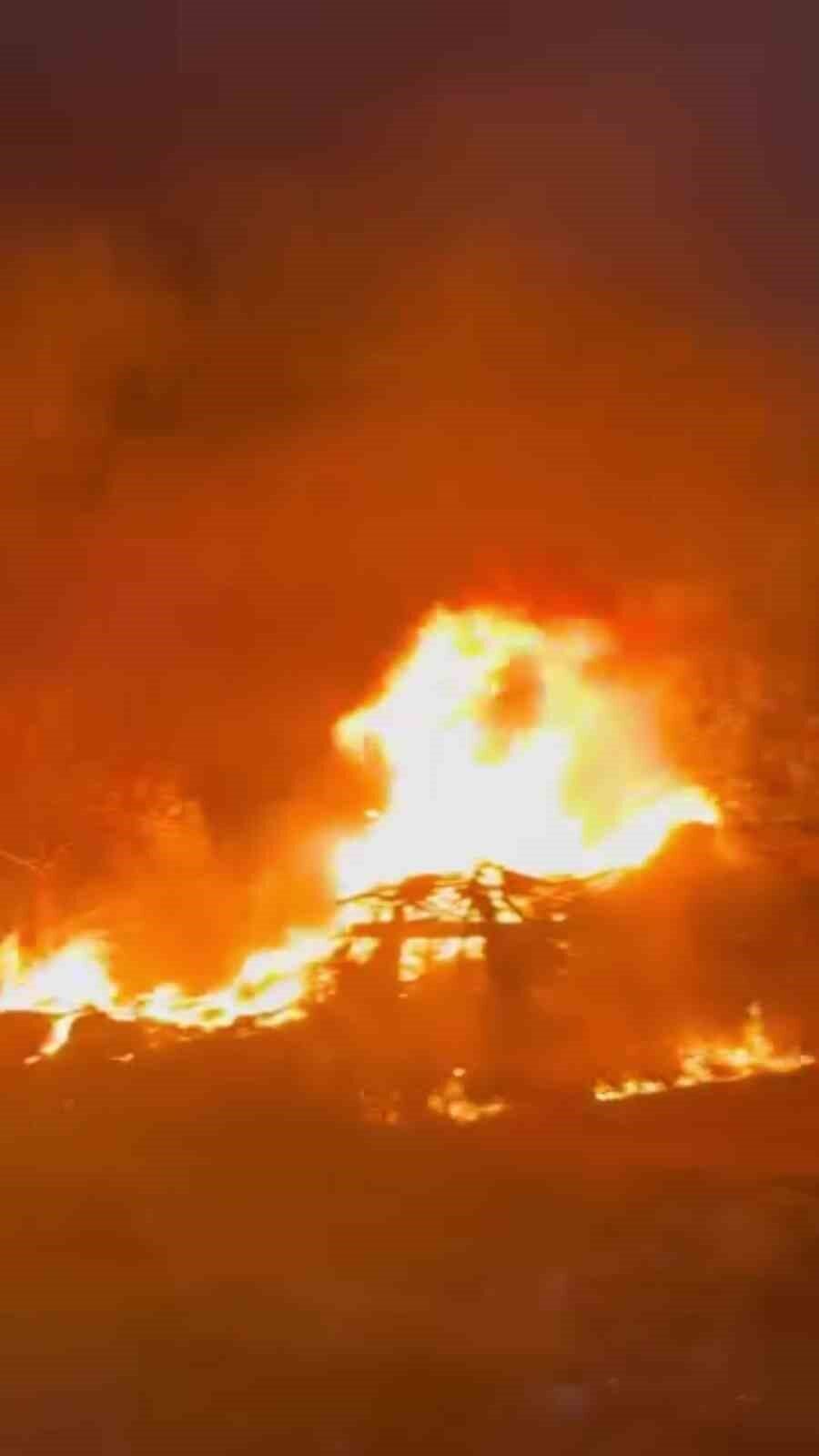 Kocaeli’nin Darıca ilçesinde otluk arazide çıkan yangın, itfaiye ekipleri tarafından