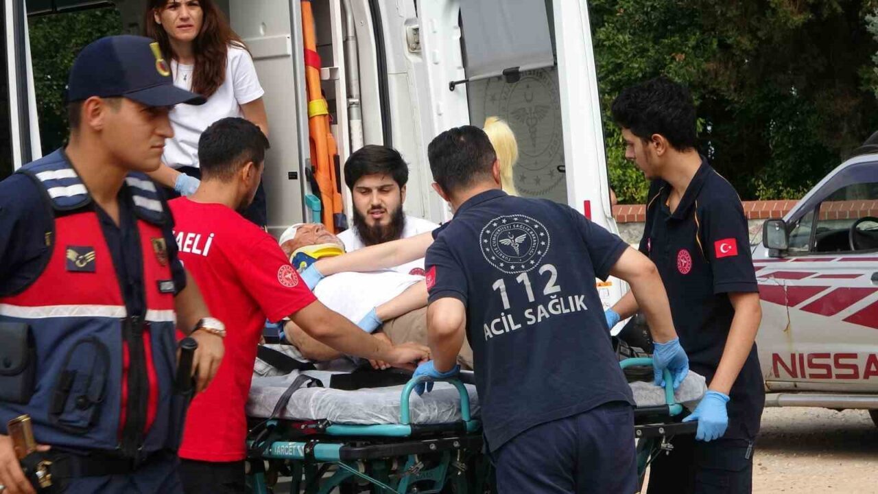 Kocaeli’de iki otomobilin çarpışması sonucu meydana gelen kazada 2’si çocuk