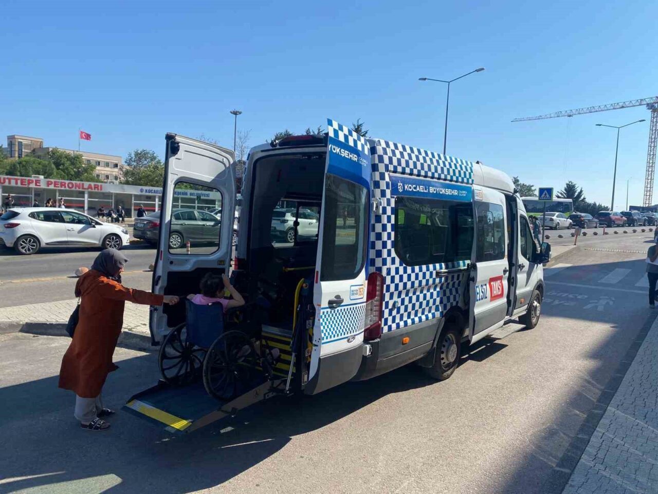 Kocaeli Büyükşehir Belediyesince engelli bireylerin ulaşımını kolaylaştırmak amacıyla sunulan “Engelsiz